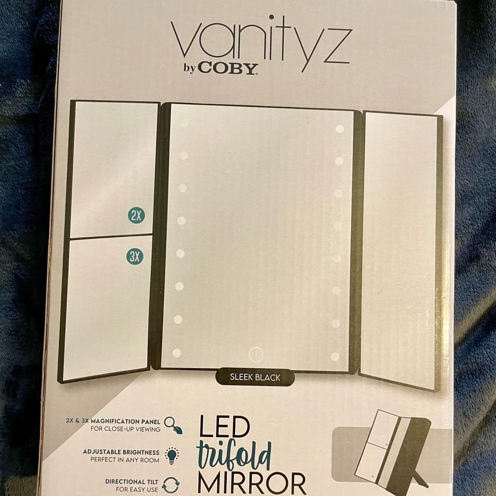 NWT VANITY TRIFOLD MIRROR